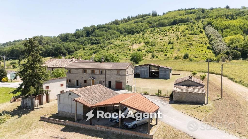 Rustico / Casale di 209 m² con più di 5 locali e b - Vista 3