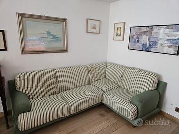 Divano angolare verde salvia