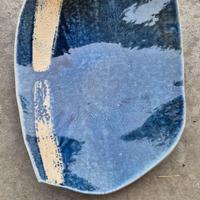 Ceramica fatta mano con smalto blu e finiture