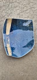 Ceramica fatta mano con smalto blu e finiture
