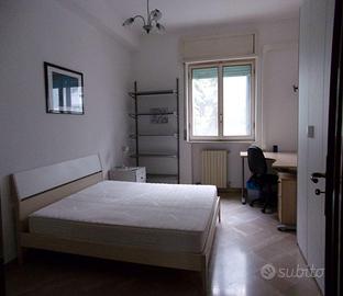 Stanza singola arredata in appartamento condiviso