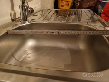 Lavello in acciaio compreso di miscelatore