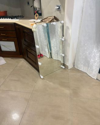 Specchio make up con ludi led