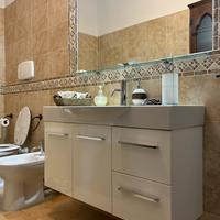 Mobile bagno sospeso moderno