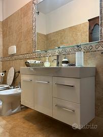 Mobile bagno sospeso moderno