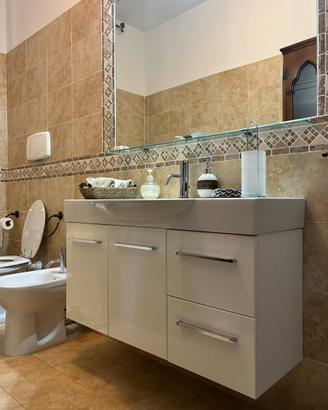 Mobile bagno sospeso moderno