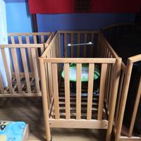 Lettini in legno con sbarre laterali per lattanti