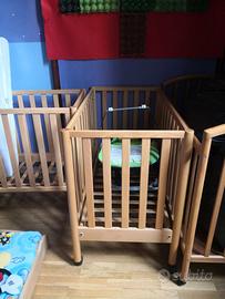 Lettini in legno con sbarre laterali per lattanti