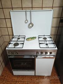 Cucina a gas vintage con forno 