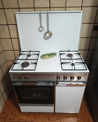 Cucina a gas vintage con forno 