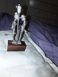 statuina " gli innamorati  di  Peynet" in peltro  