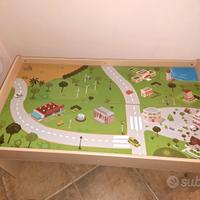 Tavolo gioco con pista trenino con personaggi