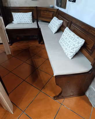 Panca con contenitore e cuscini sfoderabili.