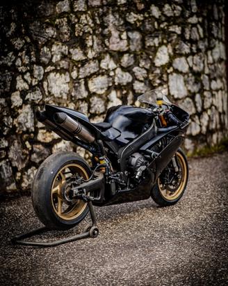 Yamaha R1 pista “radiata”