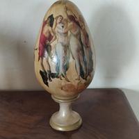 Soprammobile in legno dipinto a forma di uovo