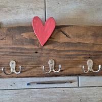 Appendiabiti Artigianale in Legno Rustico con Cuor