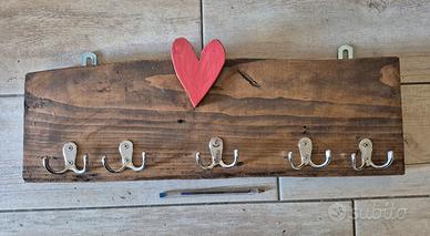 Appendiabiti Artigianale in Legno Rustico con Cuor
