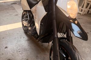 KTM 950 SM – TAGLIANDATA + GOMME E BATTERIA NUOVE