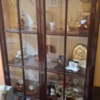 Vetrina /credenza in legno con ante in vetro