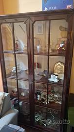 Vetrina /credenza in legno con ante in vetro