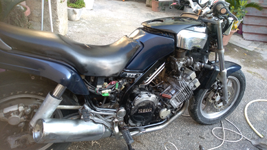 Vendo pezzi di moto FZX 750 YAMAHA