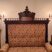 Divano a schienale alto in stile Neorinascimento