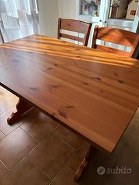 Tavolo in legno di pino