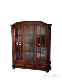 Elegante vetrinetta in legno con ante in vetro