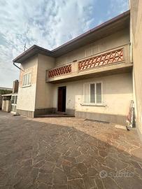 Casa indipendente su tre livelli con cortile