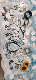 set di accessori tra collane e orecchini circa 40 