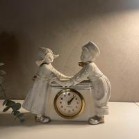 Scultura in ceramica con orologio incastonato