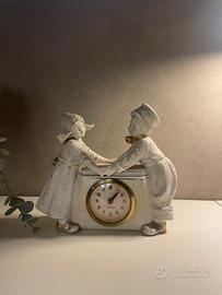 Scultura in ceramica con orologio incastonato