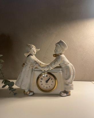 Scultura in ceramica con orologio incastonato