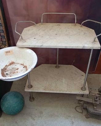 Vecchie Toilette in marmo con porta catino