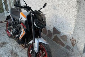 yamaha MT09 con akrapovic