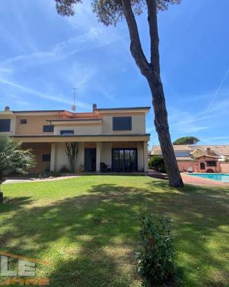 Villa di 175 m² con più di 5 locali a Ardea