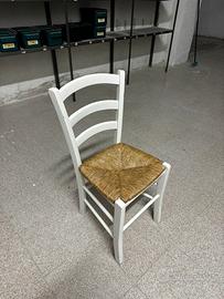 Sedia bianca in legno seduta in paglia