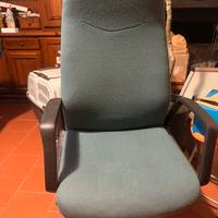 Poltrona girevole con braccioli