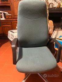 Poltrona girevole con braccioli