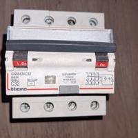 INTERRUTTORE MAGNETOTERMICO DIFFERENZIALE 4 X 32A