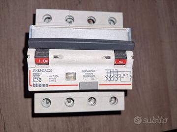 INTERRUTTORE MAGNETOTERMICO DIFFERENZIALE 4 X 32A