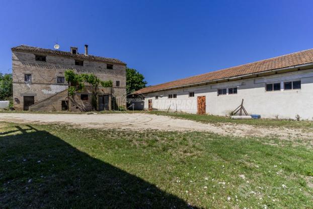 Casale con ampia cubatura, annessi e corte!