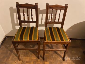 N. 2 sedie in legno imbottite