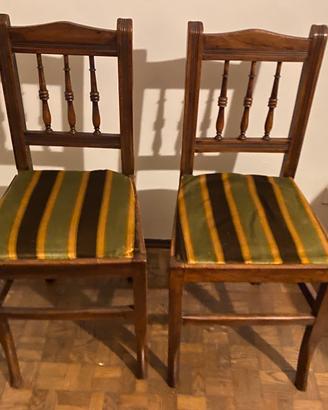 N. 2 sedie in legno imbottite