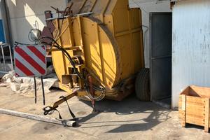 Lanciapaglia per stalla
