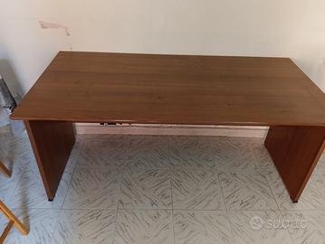 scrivania in legno laminato color noce