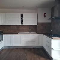 Cucina moderna con elettrodomestici