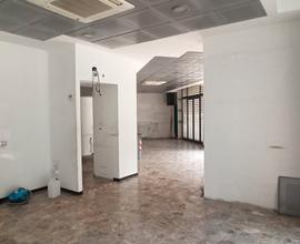 Locale quattro vetrine via Archimede