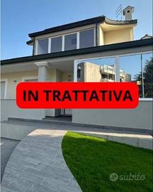Villa di 300 m² con più di 5 locali e box auto a P
