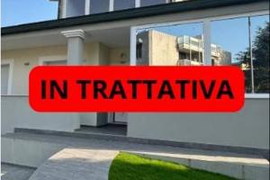 Villa di 300 m² con più di 5 locali e box auto a P